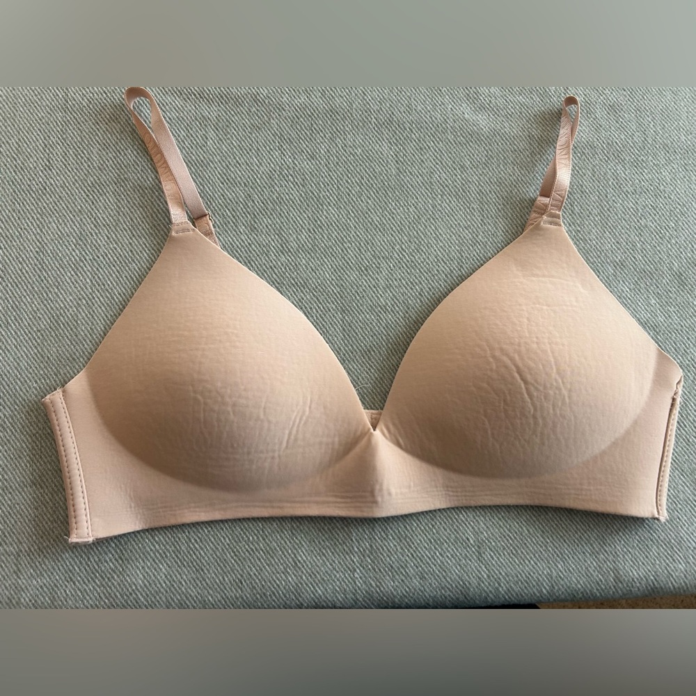 Vince Camuto Wireless No Show Bra Size 36B Women's Beige Nude NWOT